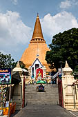 Thailand, Phra Pathom Chedi, the nation's largest pagoda in Nakorn Pathom. 